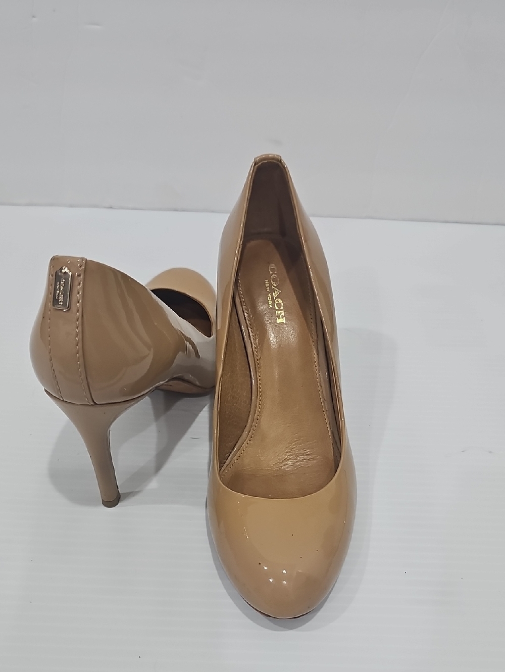 Coach Beige Round Toe Heel Pump Sz 6 High Heel Patent Leather